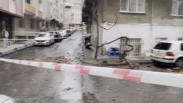Bağcılar'da Dört Katlı Binanın Çatısı Çöktü, Araçlar Hasar Gördü