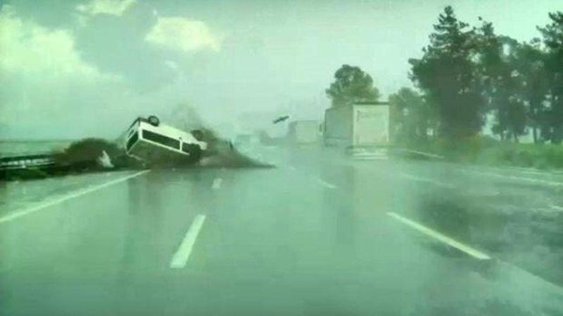 Adana Batı Gişeleri’nde Panelvan Bariyerlere Çarparak Takla Attı