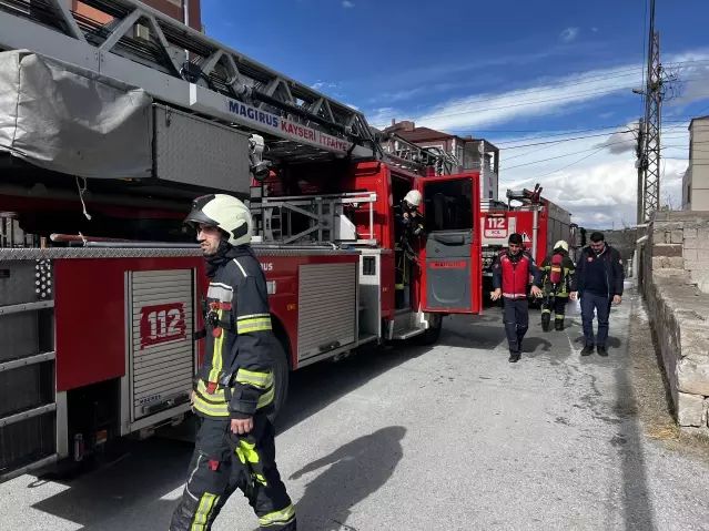 Kayseri'de Üç Katlı Binanın Üst Katında Çıkan Yangın Söndürüldü