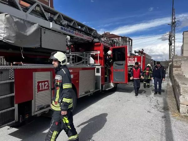 Kayseri'de Üç Katlı Binanın Üst Katında Çıkan Yangın Söndürüldü