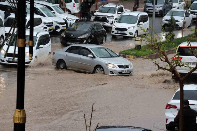 Cizre'de Yoğun Sağanak Yağış Cadde ve Sokakları Göle Dönüştürdü