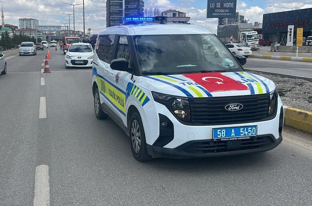 Sivas'ta Otomobilin Çarptığı 10 Yaşındaki Çocuk Ağır Yaralandı