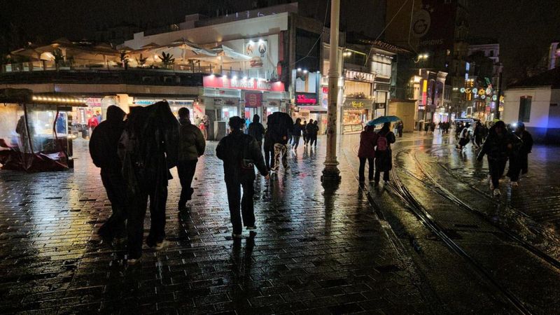 İstanbul'da Beklenen Sağanak Yağış Etkisini Gösterdi
