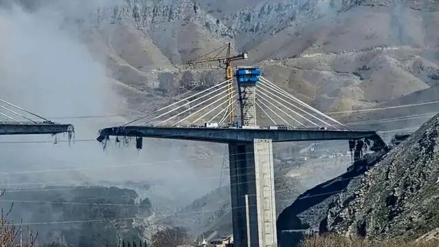 ABD, İran'daki B1 Köprüsü'ne İki Hava Saldırısı Düzenledi