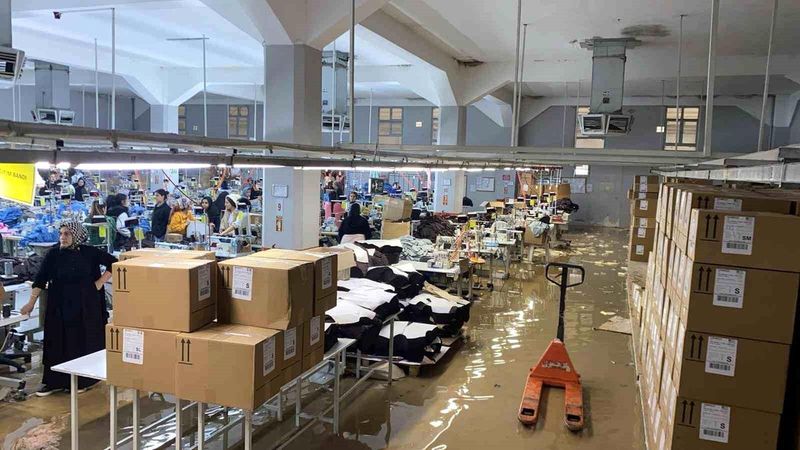 Şanlıurfa Birecik'te Sağanak Yağış Tekstil Fabrikasını Su Altında Bıraktı