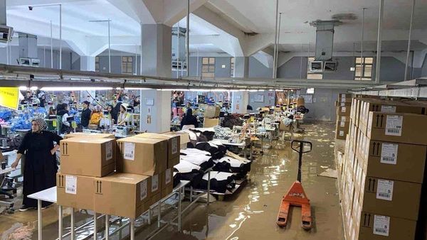 Şanlıurfa Birecik'te Sağanak Yağış Tekstil Fabrikasını Su Altında Bıraktı