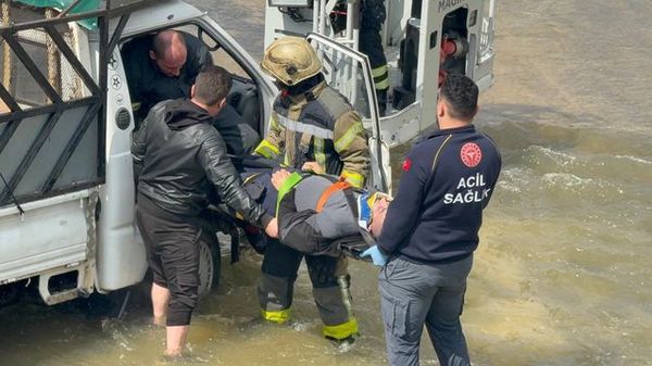 İzmit'te Kamyonet Dereye Düştü: Sürücü Ağır Yaralandı