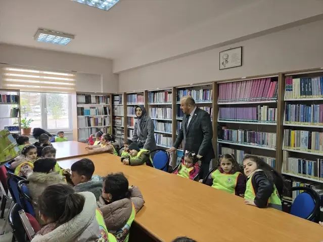 Sivas Ulaş'ta Kütüphane Haftası Kapsamında Öğrenciler Halk Kütüphanesini Ziyaret Etti