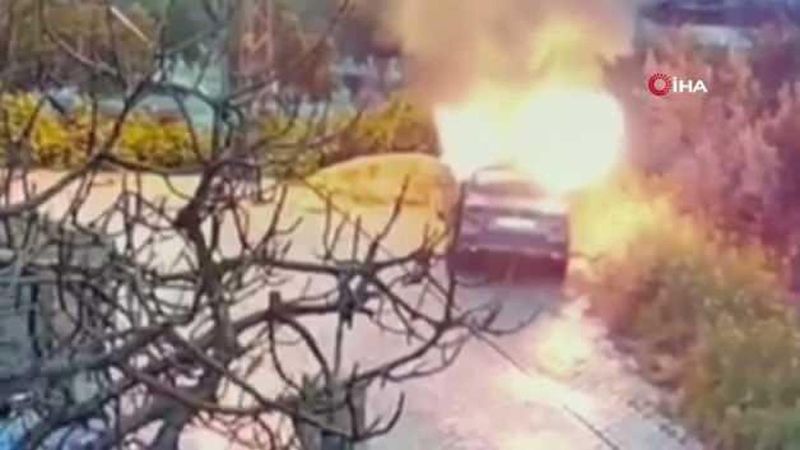 Hatay'da Kundaklanan Otomobil Alevler İçinde Kaldı, Şüpheli Kaçtı