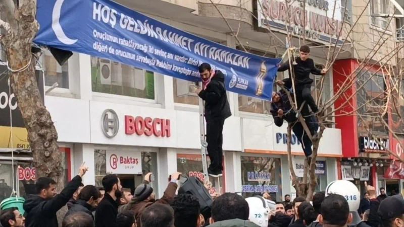 Batman'da Ramazan Pankartı Tartışması: 5 Kişi Gözaltına Alındı