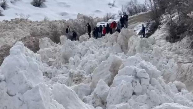 Beytüşşebap'ta Çığ Düşen Köy Yolunda Öğrenci Servisi Son Anda Kurtuldu