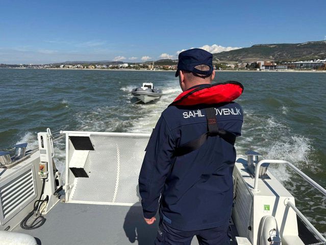 Çanakkale Boğazı'nda Motor Arızası Yaşanan Botta 3 Kişi Kurtarıldı