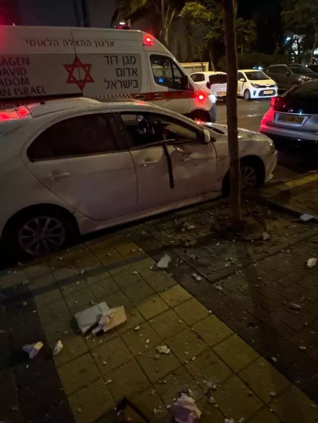 İran'ın Füze Saldırısı Tel Aviv Çevresinde 10 Noktada Hasara Yol Açtı