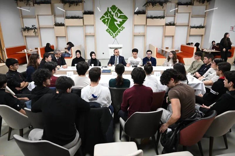 Bakan Kacır, Ramazan İftarını TÜBİTAK Fen Lisesi Öğrencileriyle Paylaştı