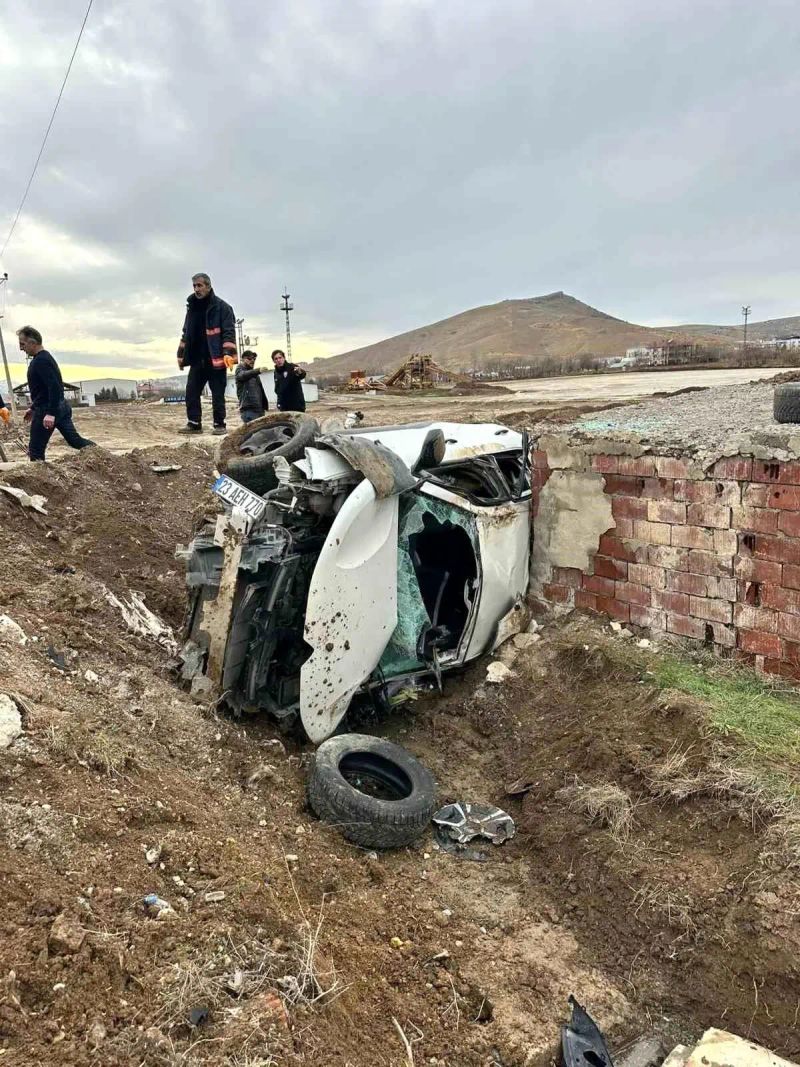 Elazığ Kovancılar'da Otomobil Aydınlatma Direğine Çarptı: 2 Yaralı
