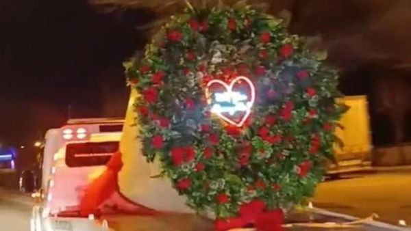 Bolu'da Oto Kurtarıcı Üzerinde Dev Buketle Evlilik Teklifi