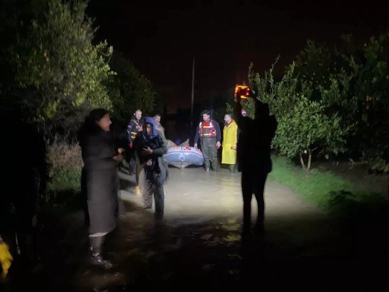 Antalya Serik'teki Su Baskınında 27 Köpek Botlarla Kurtarıldı