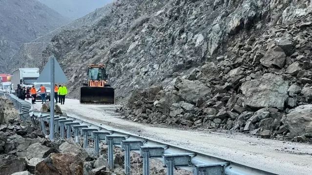 Yüksekova-Yeniköprü Yolu Açıldı, Toprak Kayması Tehlikesi Sürüyor