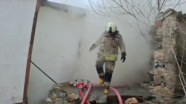 Beypazarı'nda Ahşap Evde Elektrik Kaynağından Çıkan Yangın Söndürüldü