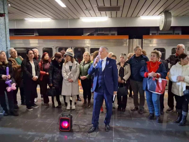 Adana'da 93 Yazar ve Şair Metroda Dünya Öykü ve Sevgililer Gününü Kutladı