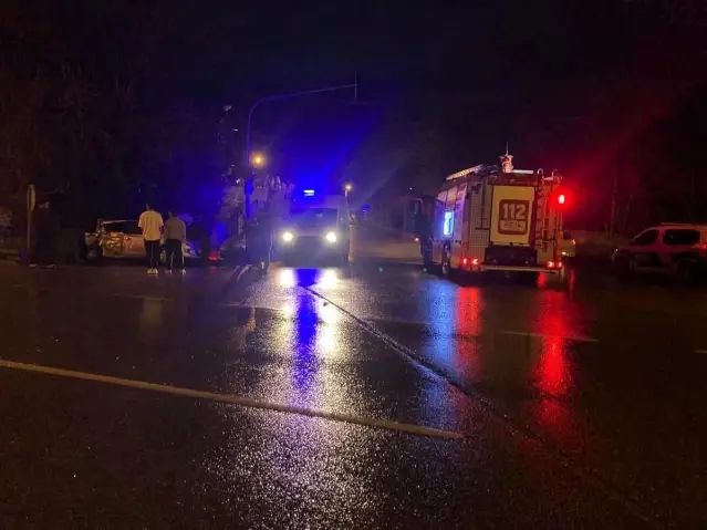 Dörtyol'da Hafif Ticari Araç Devrildi, Sürücü Yaralandı