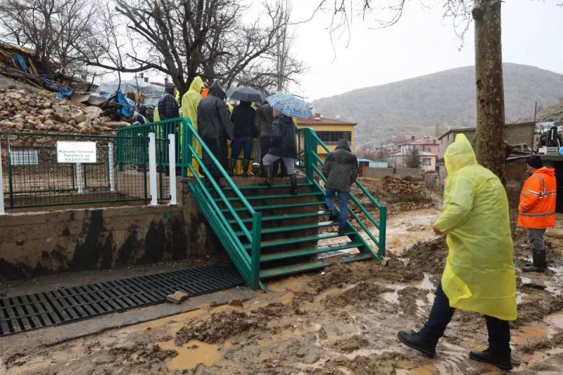 Kayseri Yahyalı'da Sel Felaketi: Yollar Çöktü, Ev ve İş Yerleri Su Altında Kaldı