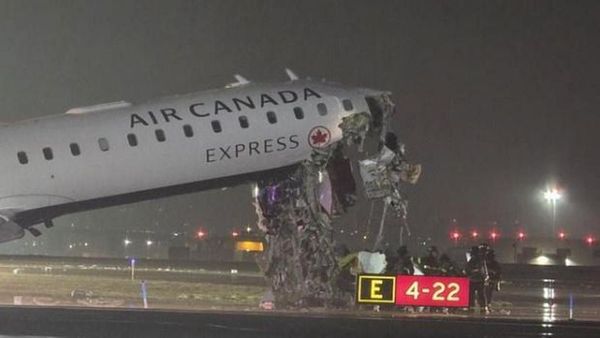 ABD'de Yolcu Uçağı İnişte İtfaiye Aracına Çarptı