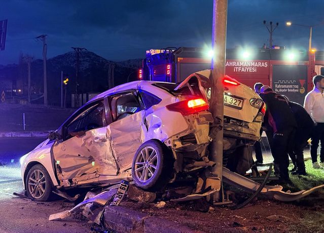 Göksun'da İki Otomobil Çarpıştı: 4 Kişi Yaralandı