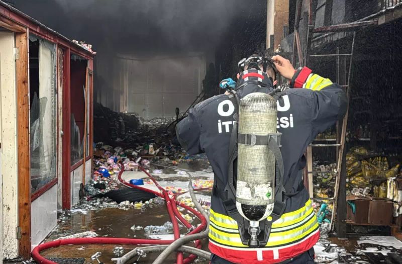 Ordu Altınordu'da Market Deposu Yangını Geniş Hasara Yol Açtı