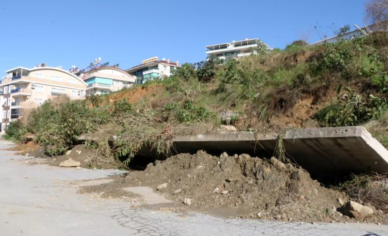 Alanya'da Yağmur Sonrası Meydana Gelen Toprak Kayması Kamerada