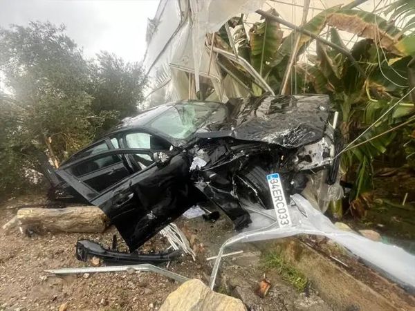 Alanya'da Muz Serasına Devrilen Otomobilde 4 Kişi Yaralandı