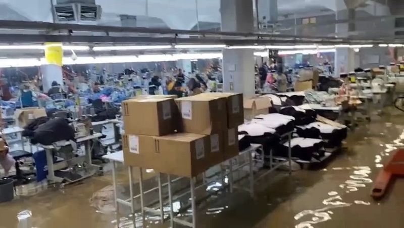 Şanlıurfa'da Şiddetli Sağanak Tekstil Fabrikasını Su Altında Bıraktı