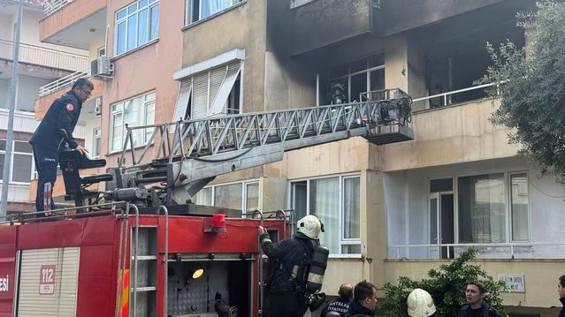 Antalya'da Yangında Dumandan Etkilenen Kediye İtfaiye Eri Kalp Masajı Yaptı