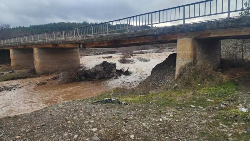 Çorum İskilip'teki Köprü Ayak Yıkılması Nedeniyle Ulaşıma Kapandı