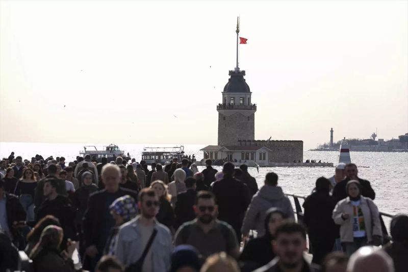İstanbul'da Hava 23 Dereceye Çıkarak Vatandaşları Dışarıya Çıkardı