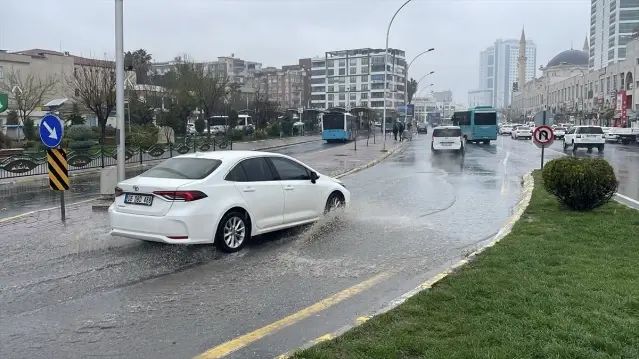 Güneydoğu'da Sağanak Yağış Günlük Hayatı Olumsuz Etkiledi