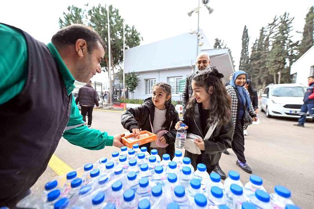 Mersin Büyükşehir Belediyesi Ramazan Bayramında Mezarlıklarda Hizmet Vermeye Devam Ediyor