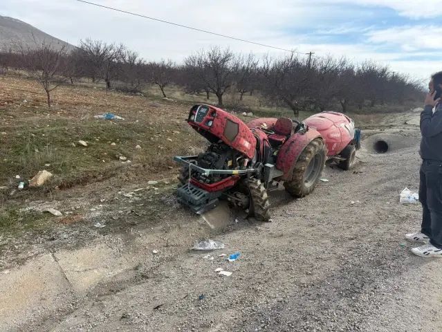 Doğanşehir’de Lastiği Patlayan Traktör Devrildi: 2 Yaralı