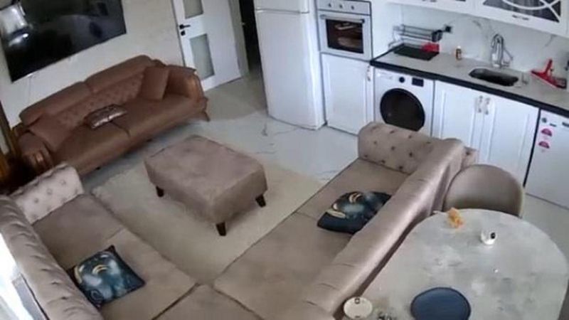 Van Tuşba'da 5.2 Büyüklüğündeki Deprem Güvenlik Kamerasında Kaydedildi