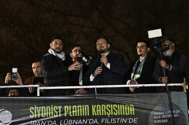 AGD Üyeleri ABD ve İsrail'in İran'a Saldırısını Fatih Camisi'nde Protesto Etti