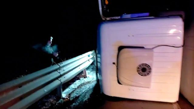 Erzurum'da Kontrolden Çıkan Tır Devrildi, Yol Trafiğe Kapandı