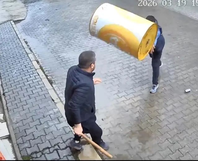 Afyonkarahisar'da Tekel Bayisinde Varilli ve Parke Taşlı Kavga Kamerada