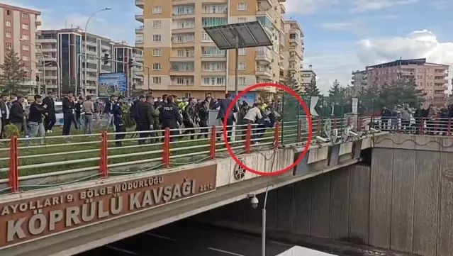 Diyarbakır’da Üst Geçitten Atlamak İsteyen Kişi Polis Tarafından Kurtarıldı