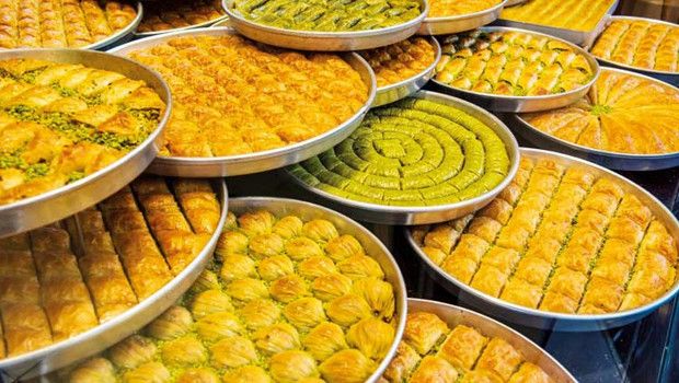 Ramazan’da Baklava ve Kadayıfa Yoğun Talep, Ustalar 12 Saat Çalışıyor