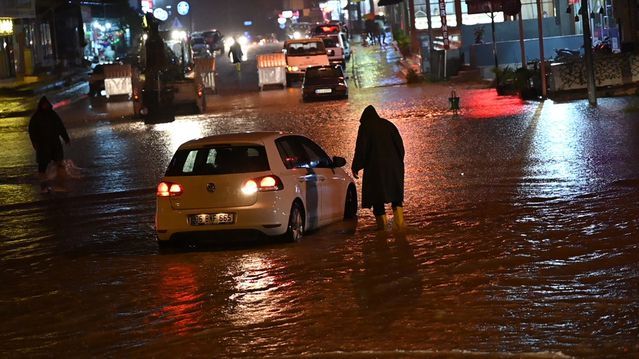 Osmaniye'de Sağanak Sonrası Bülbül Deresi ve Savrun Çayı Taştı