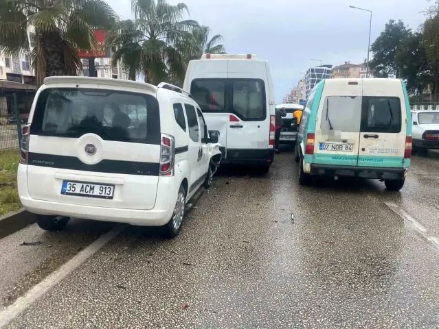 Serik'te Zincirleme Trafik Kazasında Kadın Yolcu Kurtarıldı