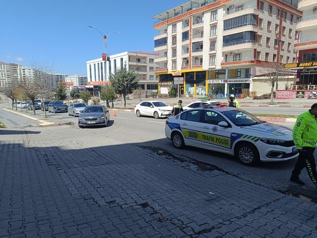 Siirt'te Kaldırım Çökünce Yol Güvenlik Nedeniyle Trafiğe Kapatıldı