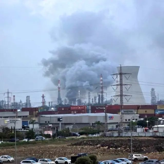 İran, Hayfa'daki Petrol Rafinerisine Balistik Füze Saldırısı Düzenledi