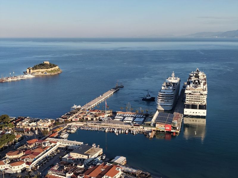 Kuşadası, İki Kruvaziyerle 2.723 Turisti Ağırladı