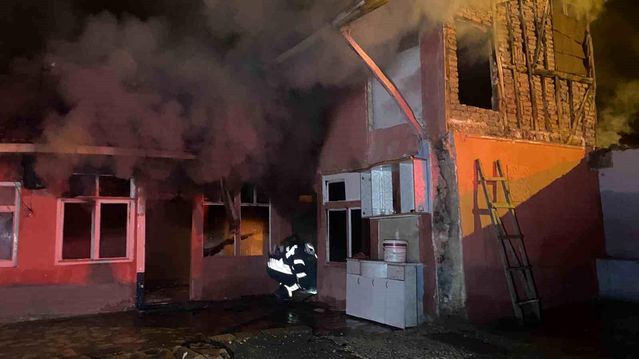 Çorum'da Odun Sobasından Çıkan Yangın Gecekonduda Hasara Yol Açtı